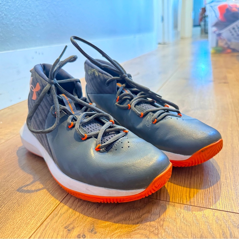 Orange under Armour basket ball shoes